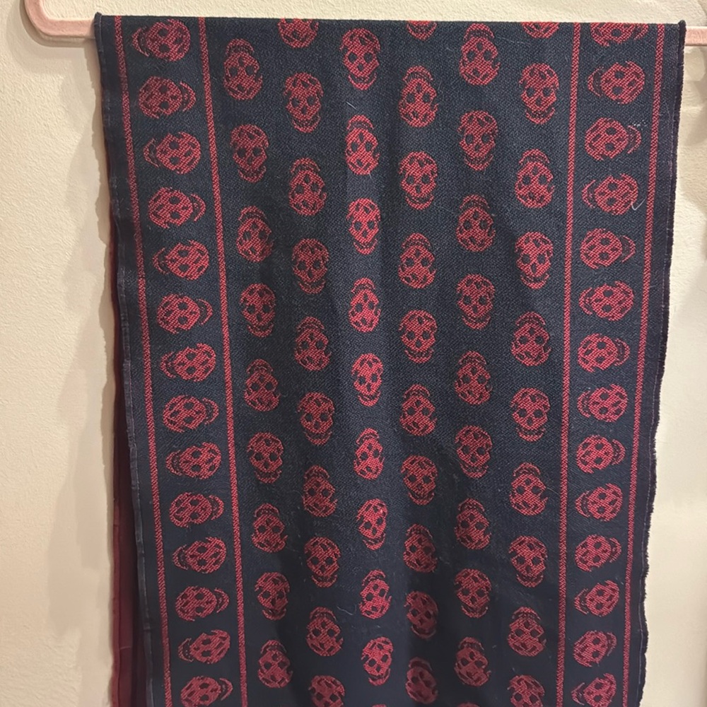 Alexander McQueen scarf. Black and red skull scarf